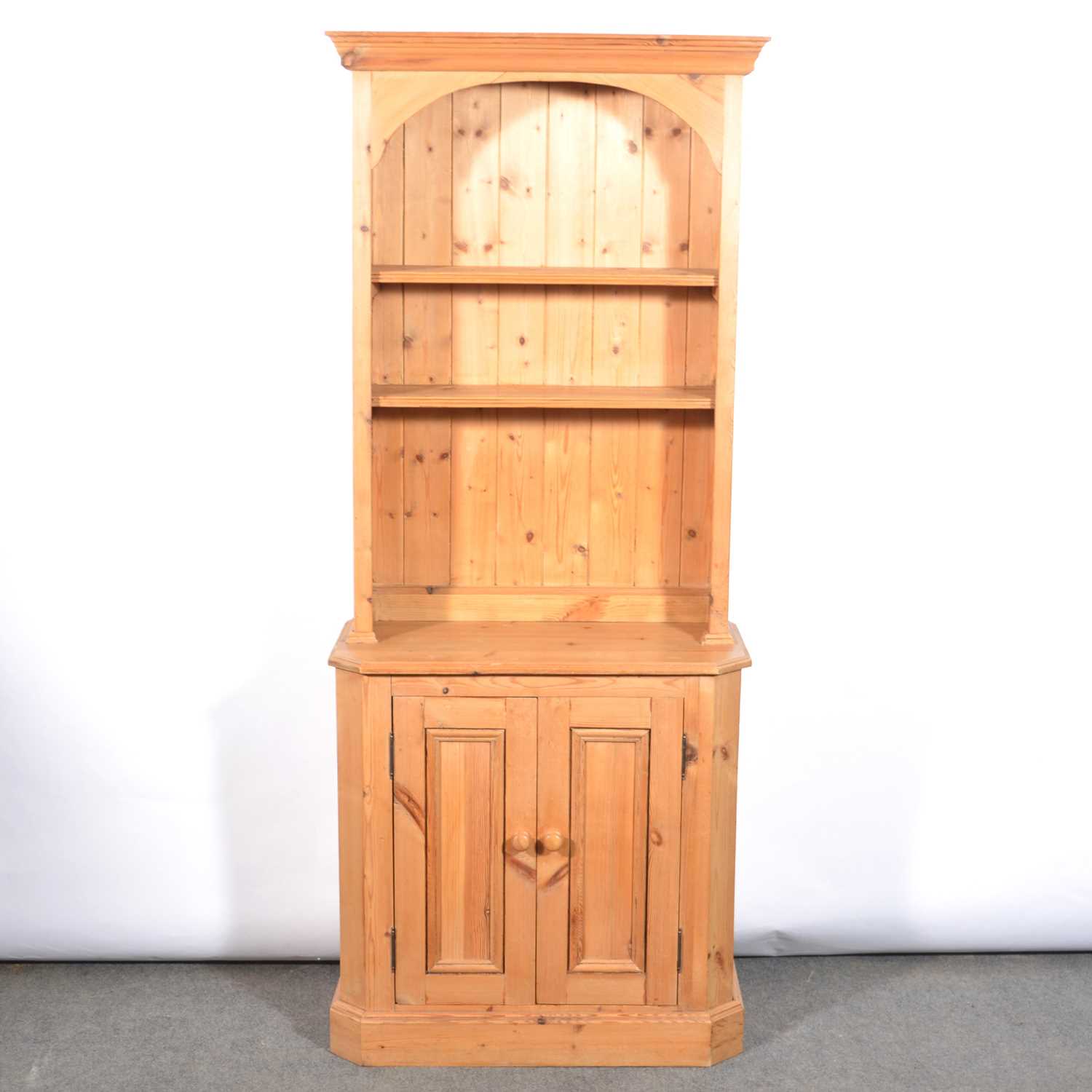 Lot 630 - Small pine dresser