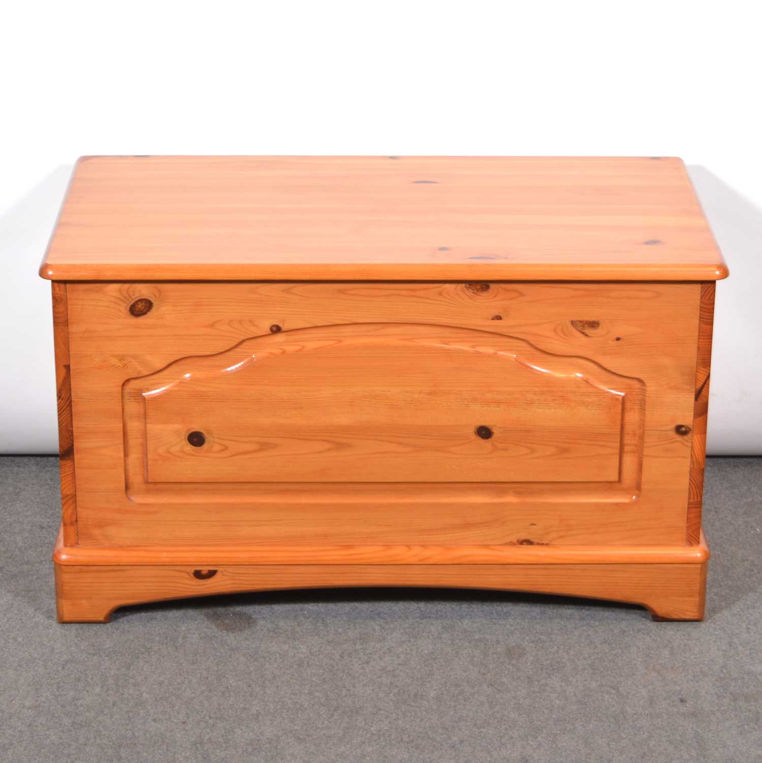 Lot 488 - Modern pine blanket box