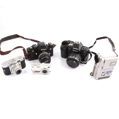 Lot 451 - Cameras and binoculars