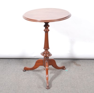 Lot 429 - Edwardian walnut pedestal table