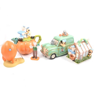 Lot 82 - Wallace and Gromit cheese dish, pumpkin teapot, van storage jar and other decorative items.