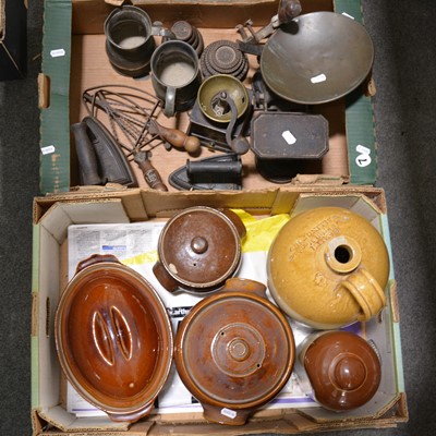 Lot 64 - Assorted brass, metalware, and nstomeware kitchenalia.