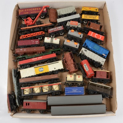 Lot 60 - OO gauge model railway wagons and rolling-stock
