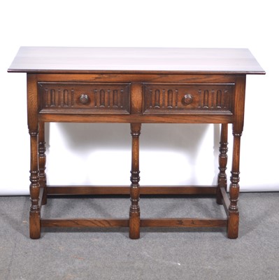 Lot 386 - Reproduction oak side table