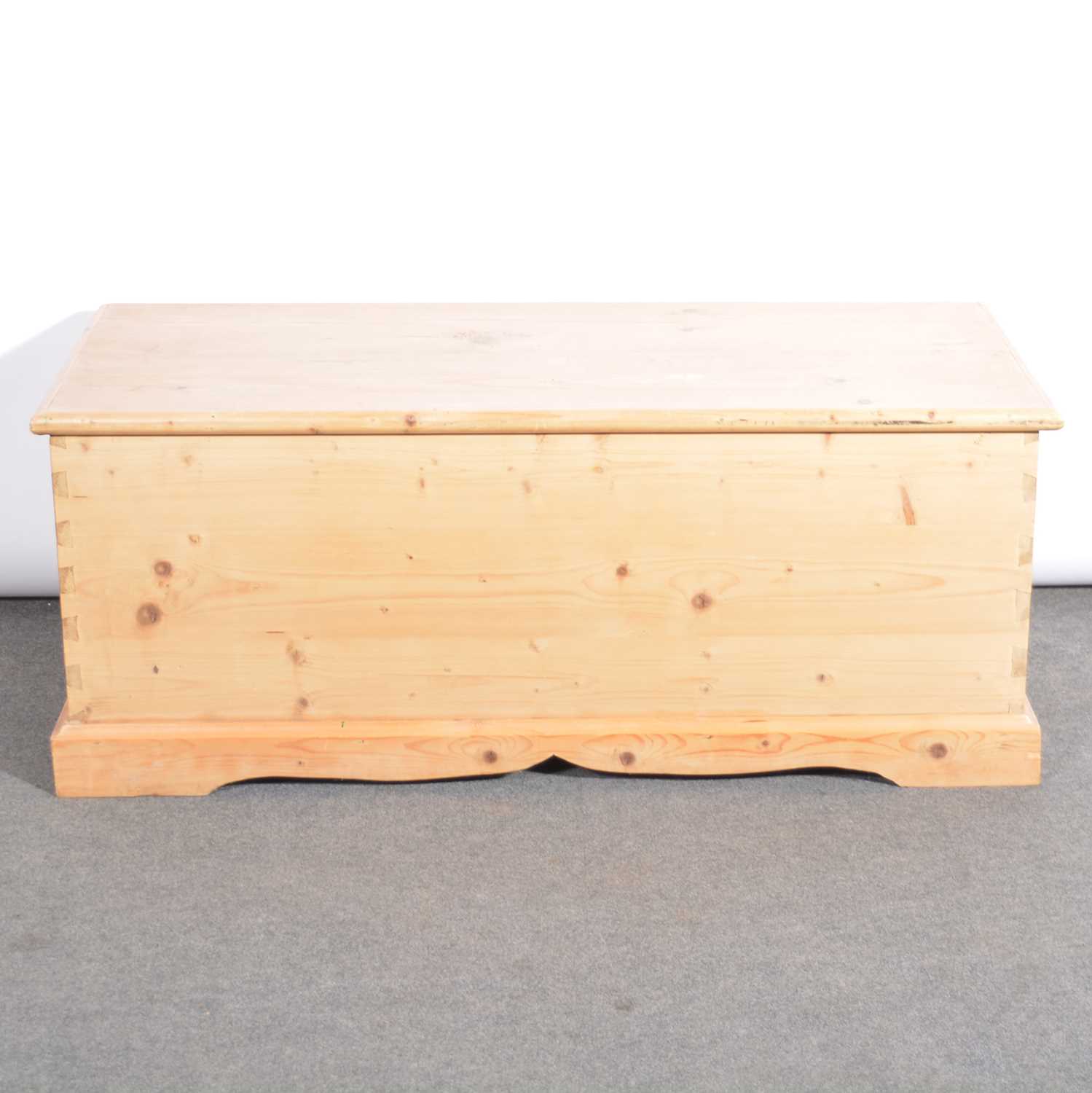 Lot 577 Large stripped pine blanket box.