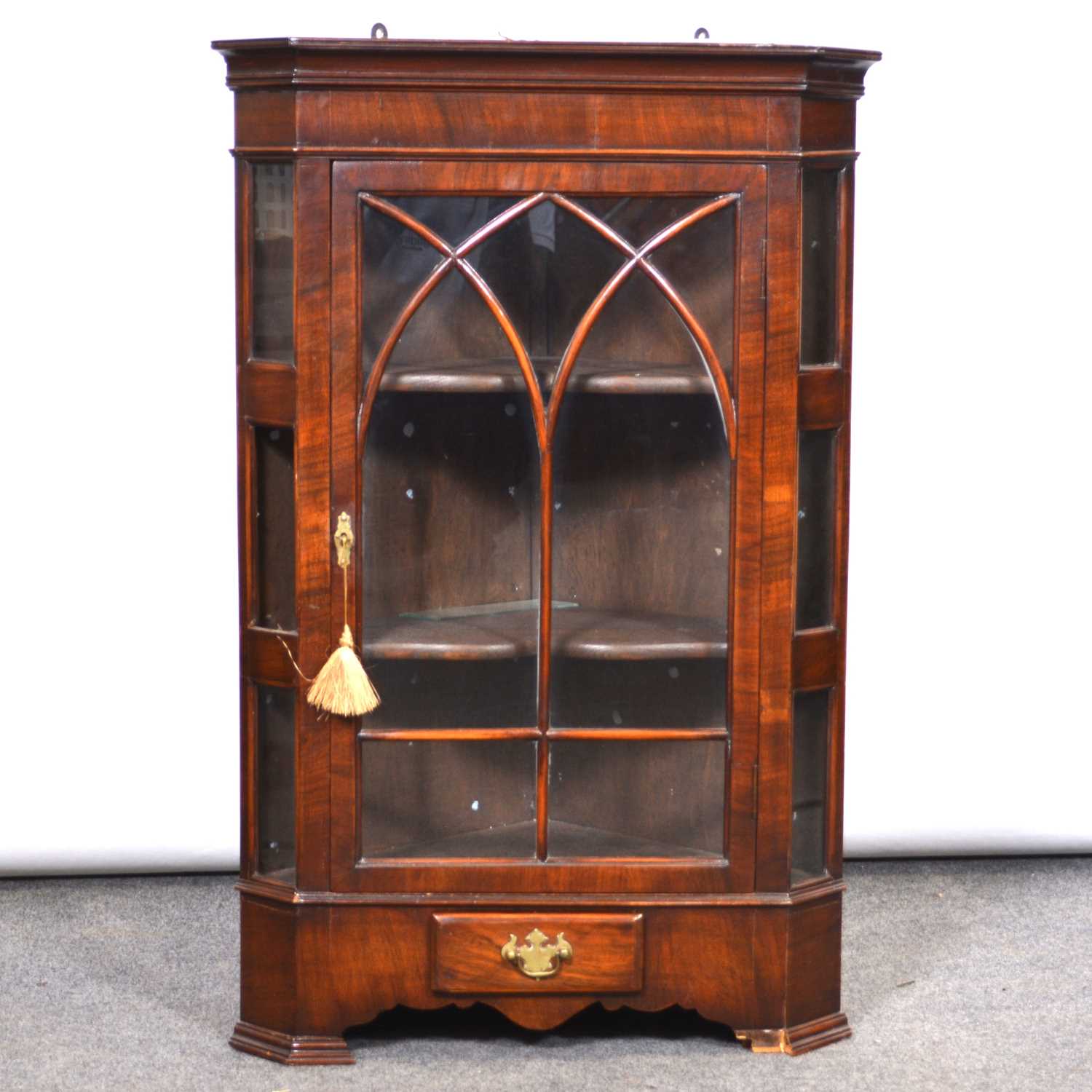 Walnut corner Barnebys