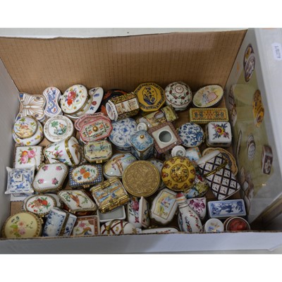 Lot 32 - Collection of reproduction porcelain boxes by Del Prado.