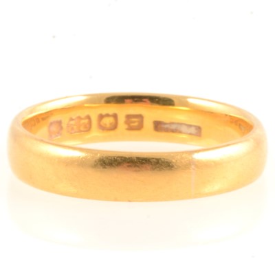 Lot 181 - 22 carat gold wedding band.