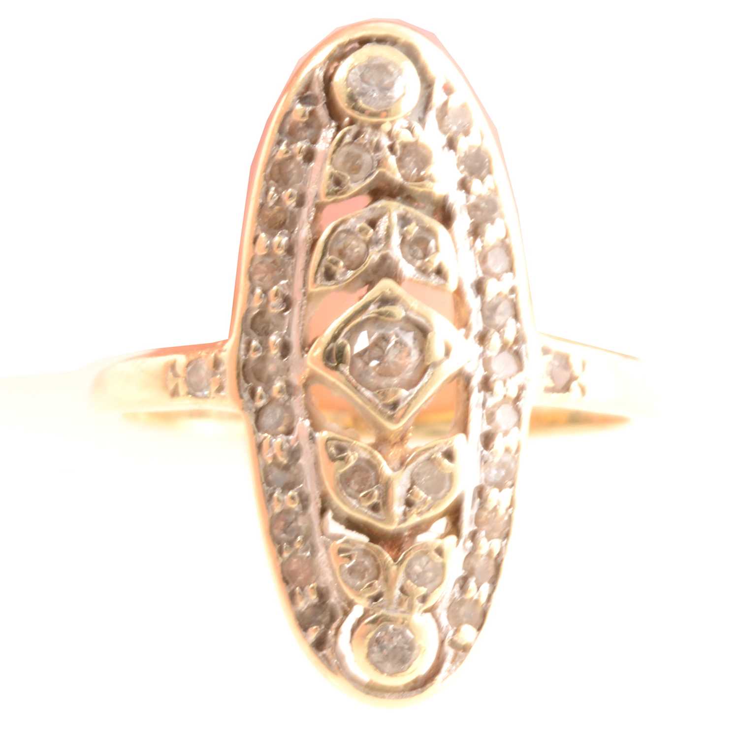 Lot 197 - A diamond oval cluster ring.