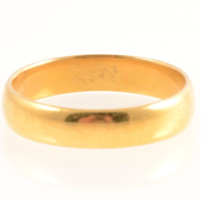 Lot 207 - 22 carat yellow gold wedding band.