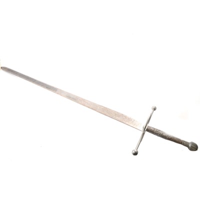 Lot 137 - Reproduction claymore sword