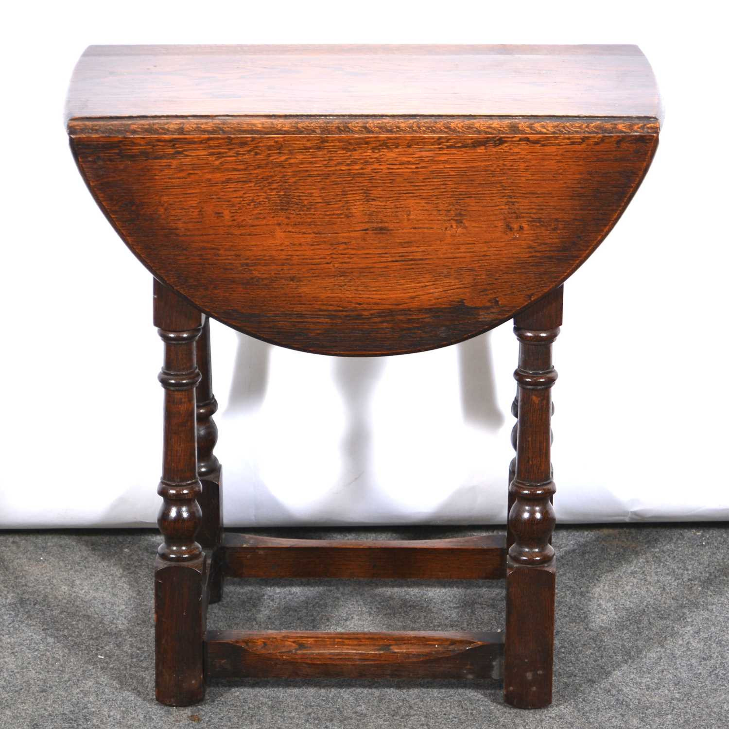 Lot 587 - Reproduction oak drop-leaf occasional table.