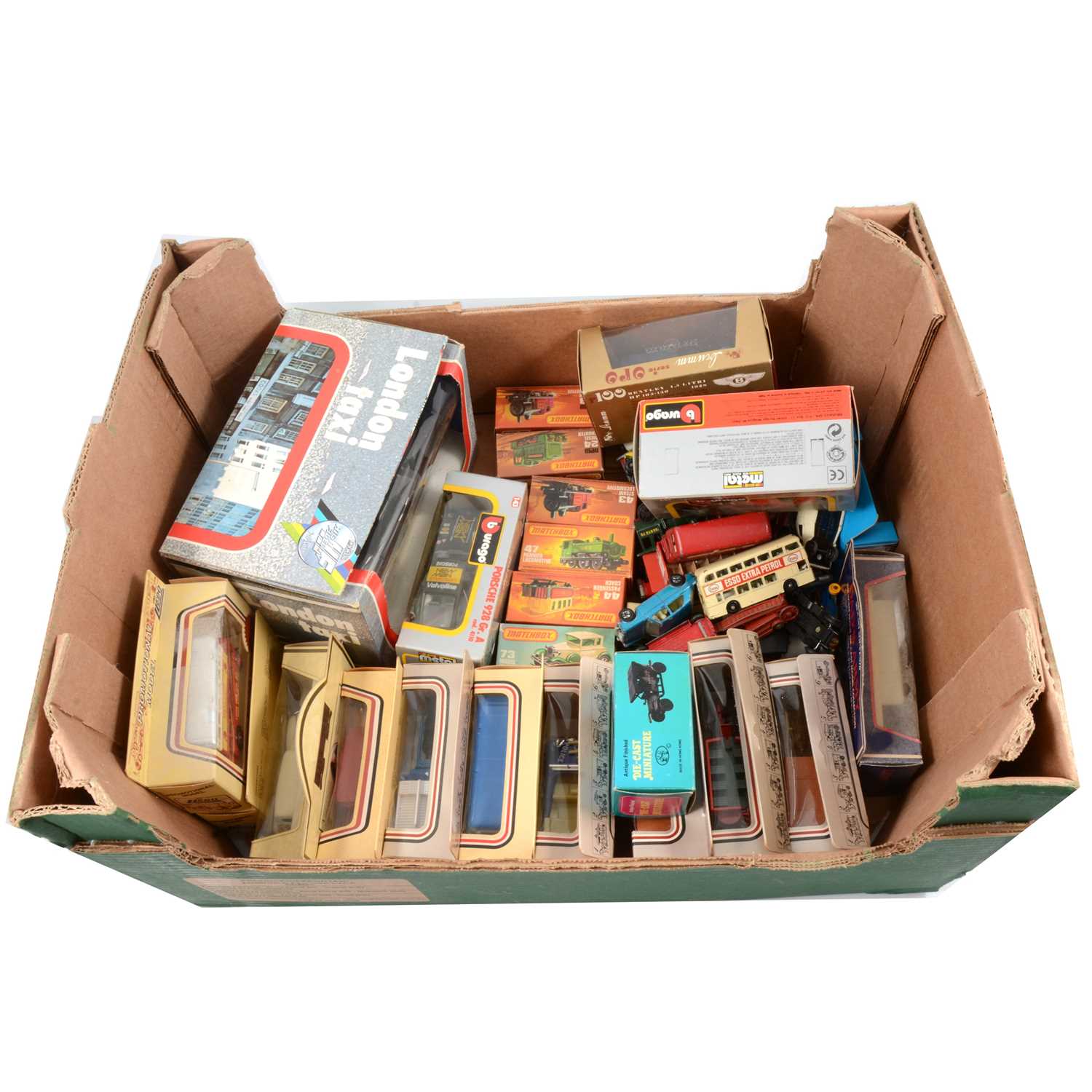 Lot 146 - Tray of die-cast models and vehicles, various makers including seven boxed Matchbox