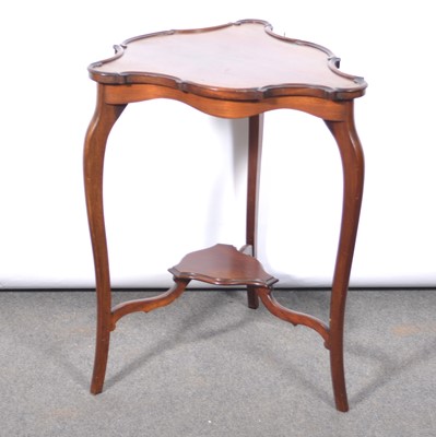 Lot 423 - Edwardian mahogany occasional table