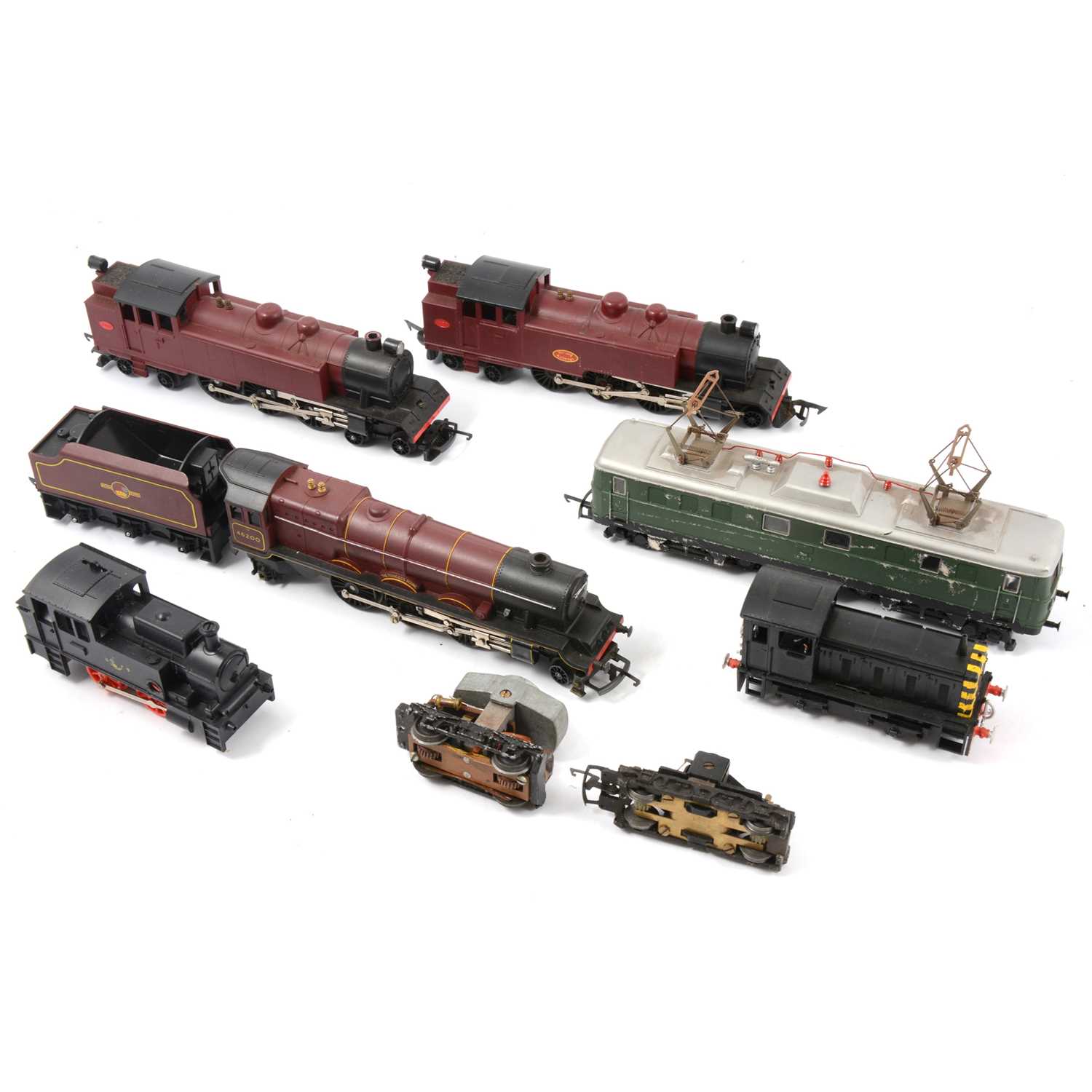 Lot 48 - OO gauge model railway locomotives, including R758 Hymek B-B diesel D7063.