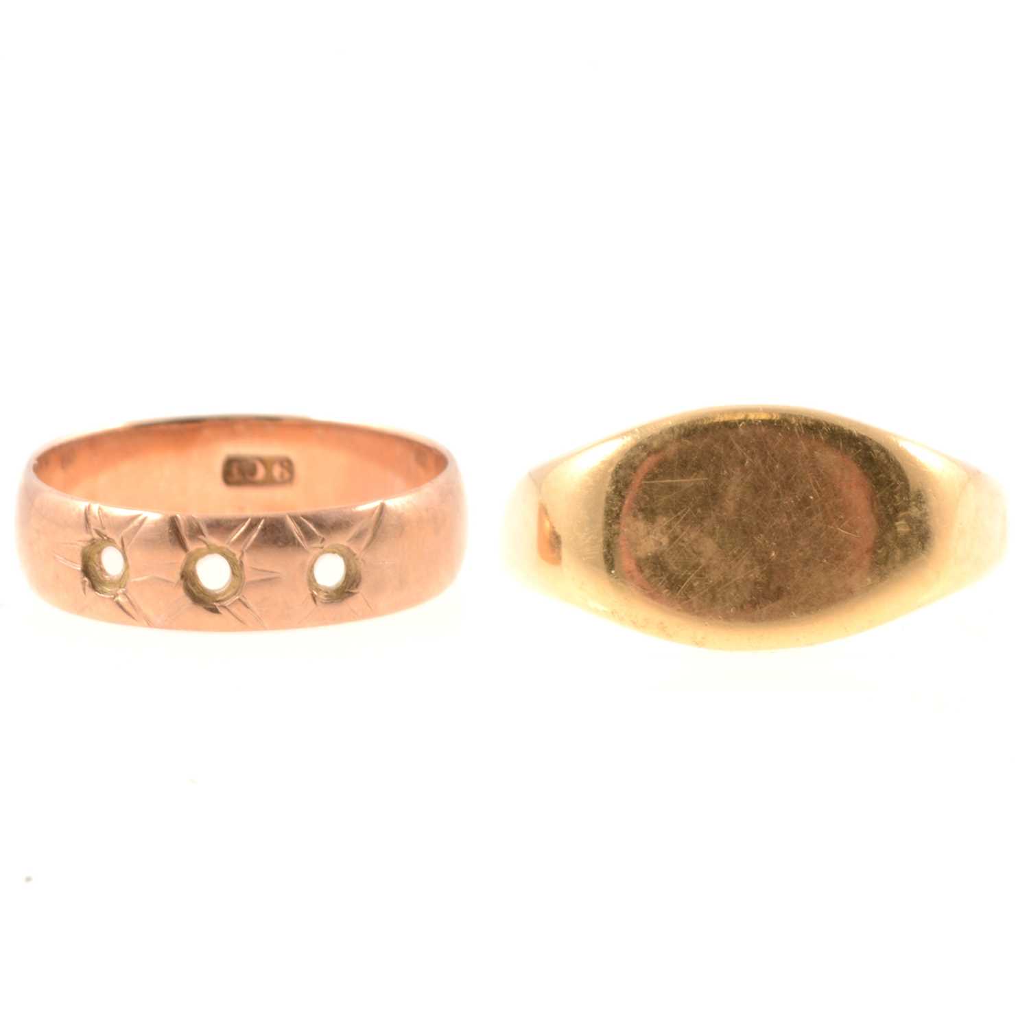 Lot 281 - An 18 carat yellow gold signet ring and rose metal ring mount marked 9ct.