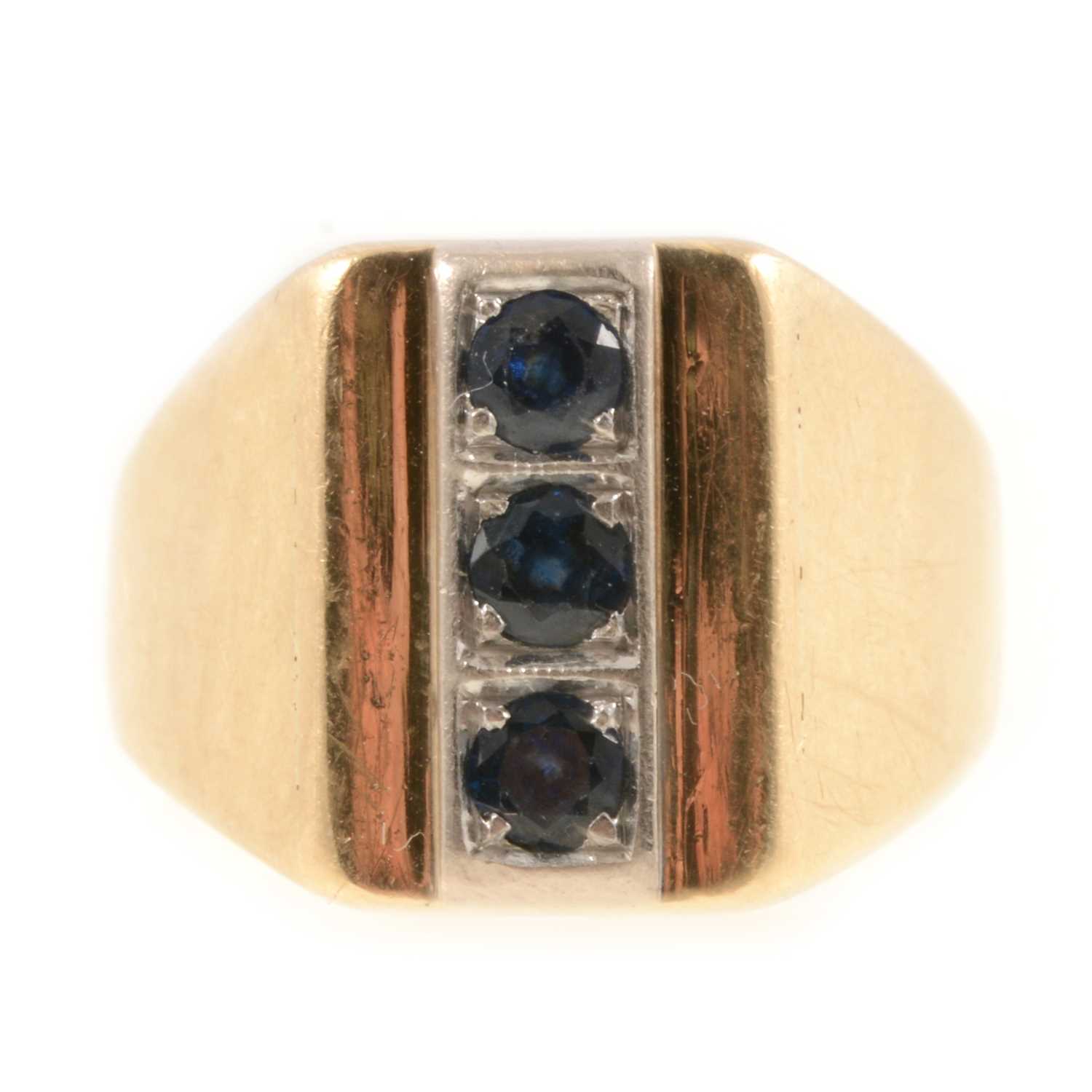 Lot 276 - A 585 signet ring set with three sapphires.