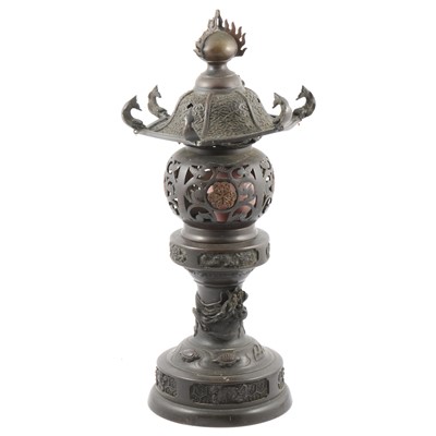 Lot 102 - Chinese style table lamp