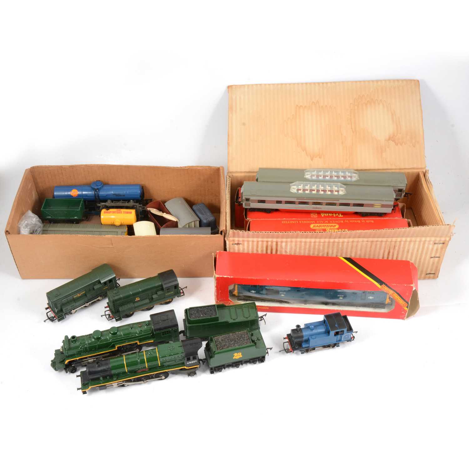Lot 83 - OO gauge model railway, a collection including Hornby R751 Class 37 D6830 diesel locomotive