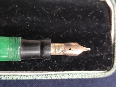 Lot 352 - Parker Duofold Special 'Lucky Curve' fountain pen and Duofold Senior pencil.