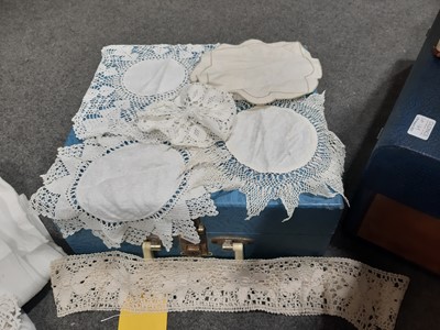 Lot 130 - Vintage Brexton picnic set and linen.