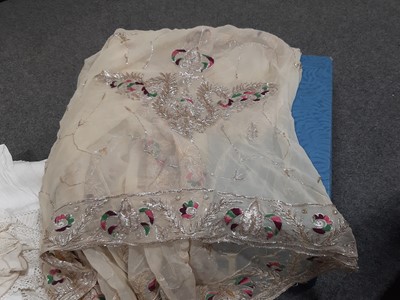 Lot 130 - Vintage Brexton picnic set and linen.