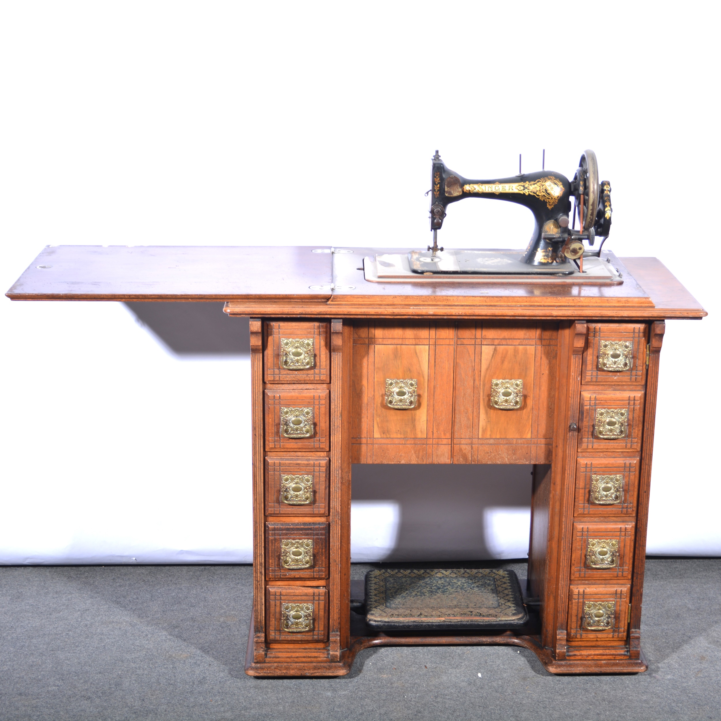 Lot 627 - Singer cabinet sewing machine.