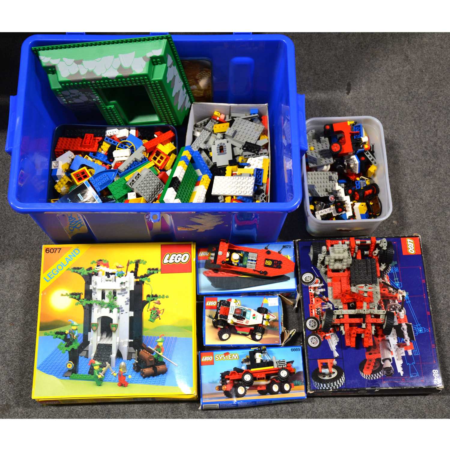 Lot 218 - Lego, a collection of loose parts and set 6077, 8842 and others.