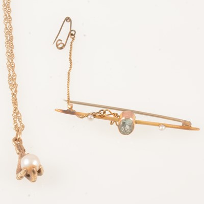 Lot 362 - An aquamarine bar brooch and pearl claw pendant and chain.