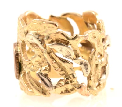 Lot 293 - A yellow and white metal modern pierced leaf design ring.