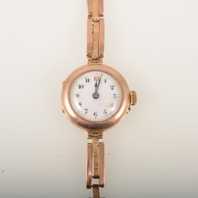 Lot 423 - A lady's vintage 9 carat gold wristwatch.