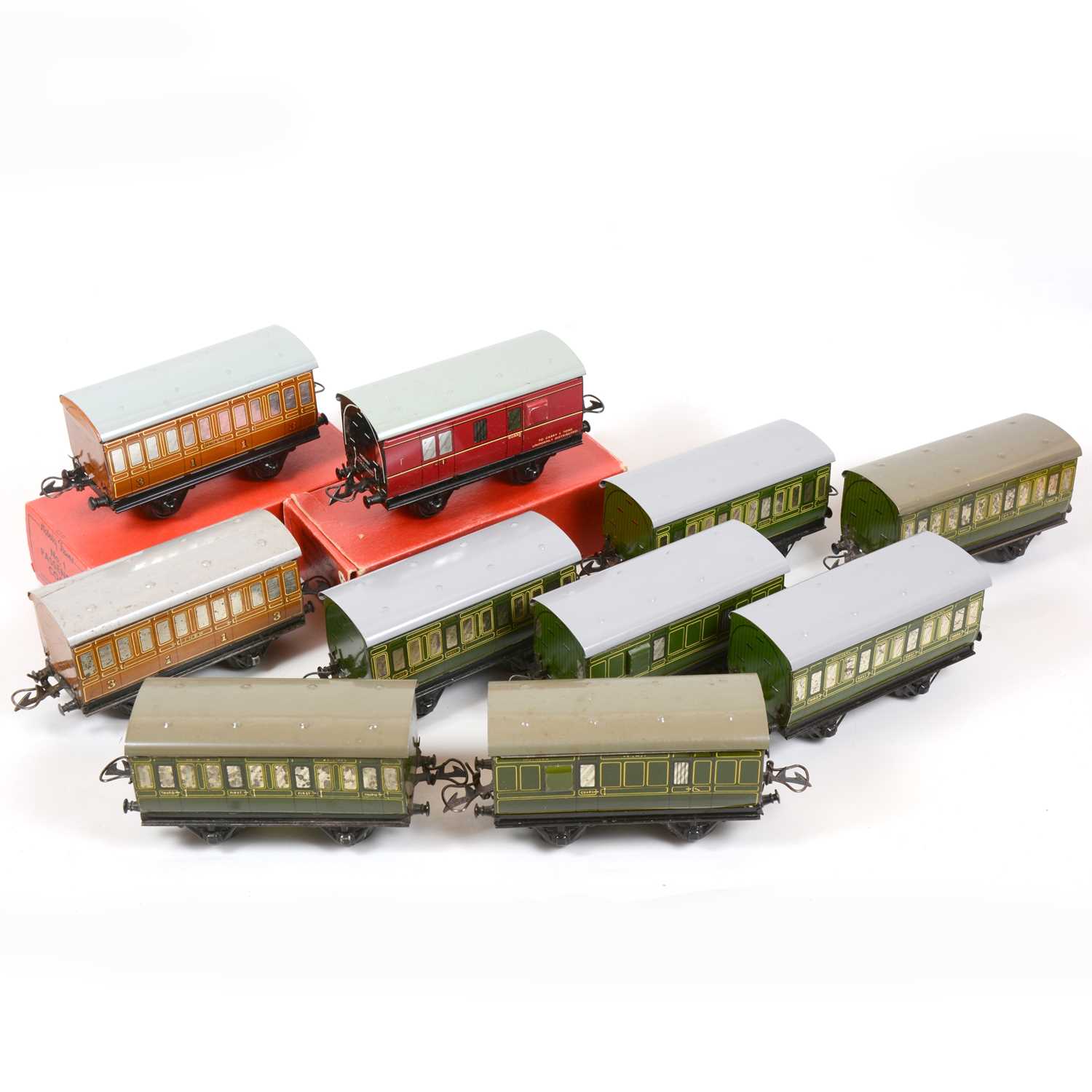 Lot 40 - Ten Hornby O gauge model railway passenger coaches