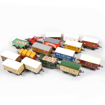 Lot 133 - Eighteen O gauge model railway vans and rolling stock - ACE Trains, Hornby and Horton Series
