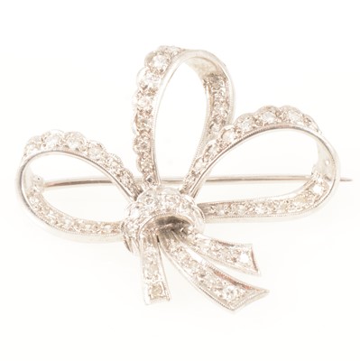 Lot 364 - A ribbon bow diamond set brooch