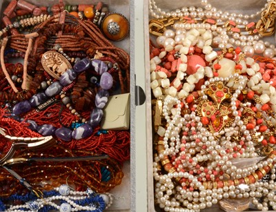 Lot 387 - Vintage costume jewellery and accessories.