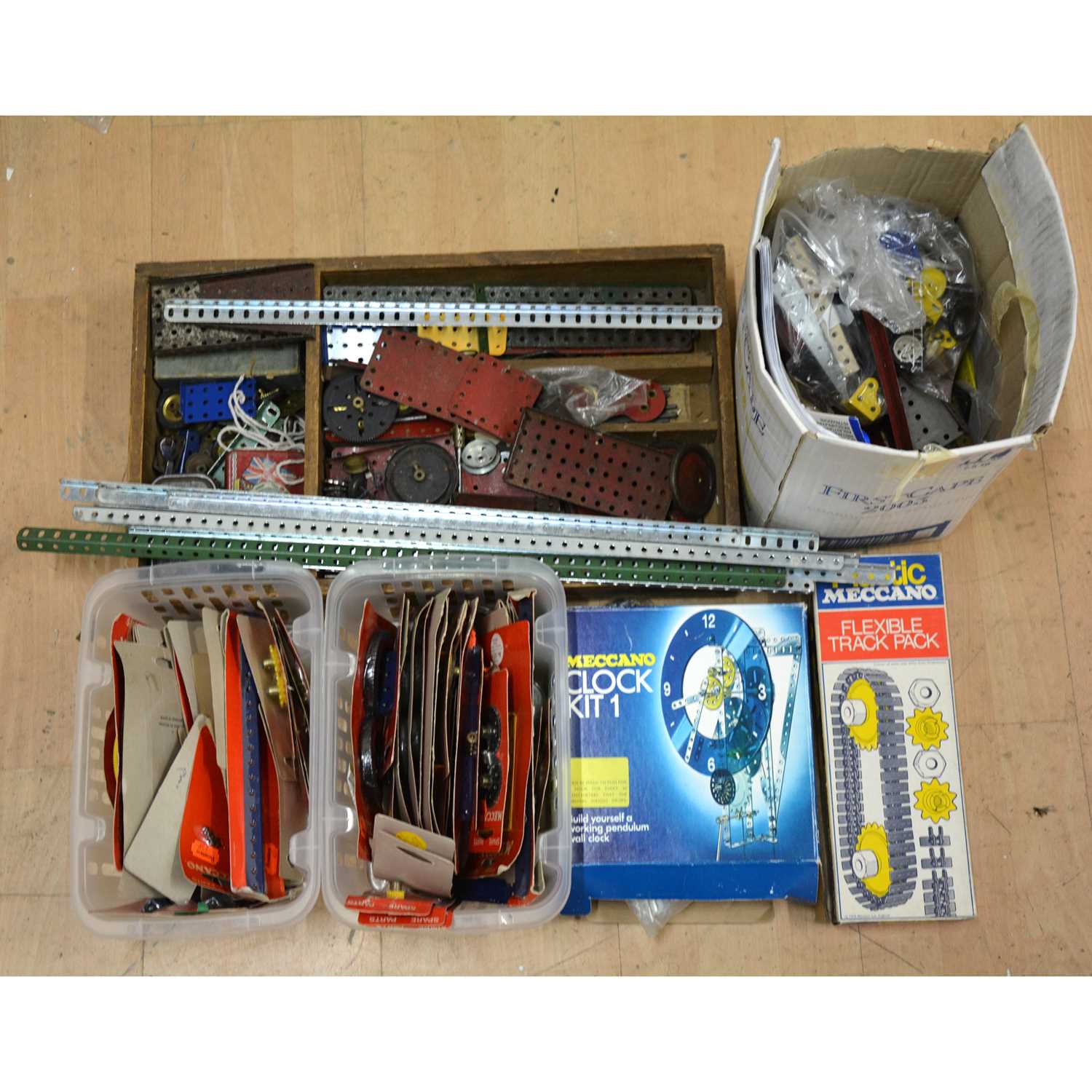 Lot 221 - Meccano, a quantity to include Clock Kit 1