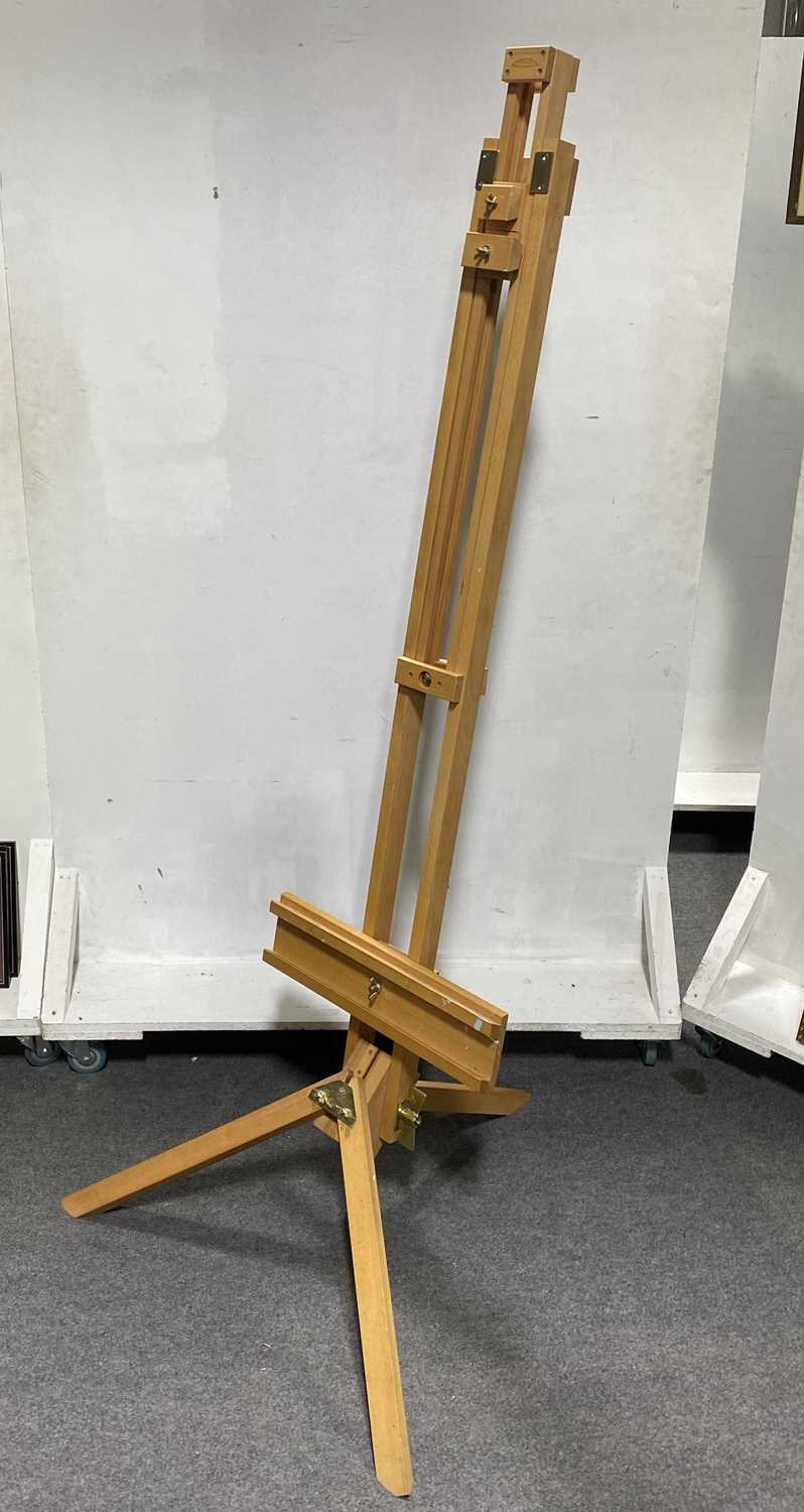 Lot 615 - Folding radial artist's easel by Windsor & Newton