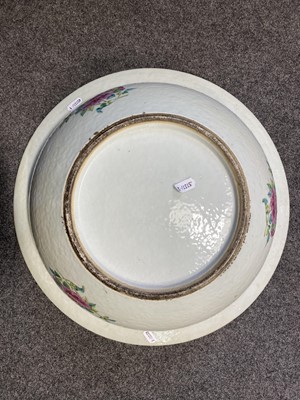 Lot 4 - Large Chinese porcelain basin