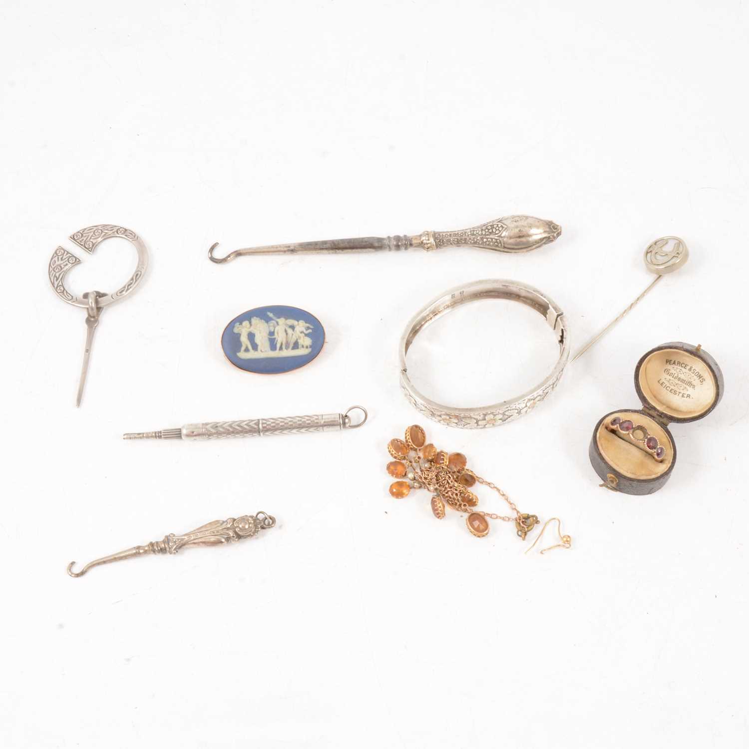 Lot 382 - Victorian and later jewellery, button hooks.