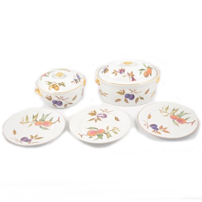 Lot 57 - A quantity of Royal Worcester Evesham dinnerware.