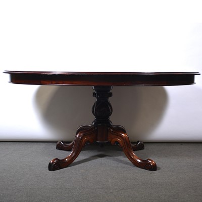 Lot 511 - Victorian style hardwood pedestal breakfast table