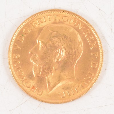 Lot 180 - George V gold Sovereign coin, 1914.