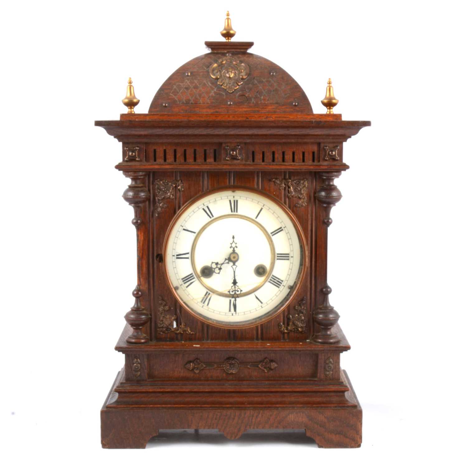 Lot 102 - Continental oak mantle clock