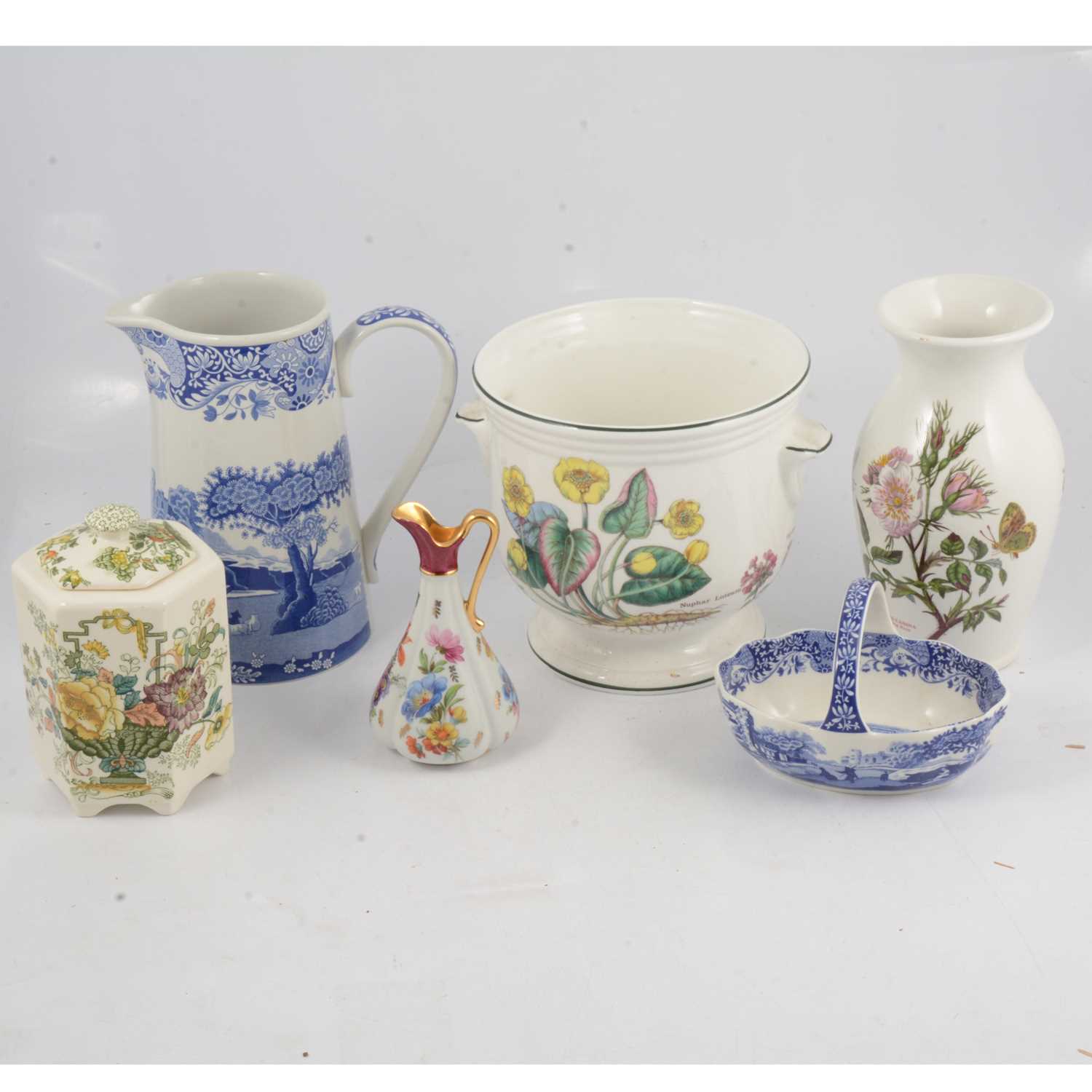 Lot 81 - A collection of decorative china