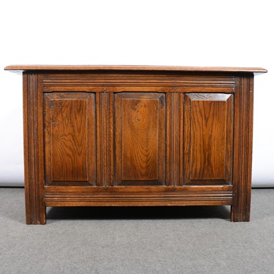 Lot 555 - Oak coffer