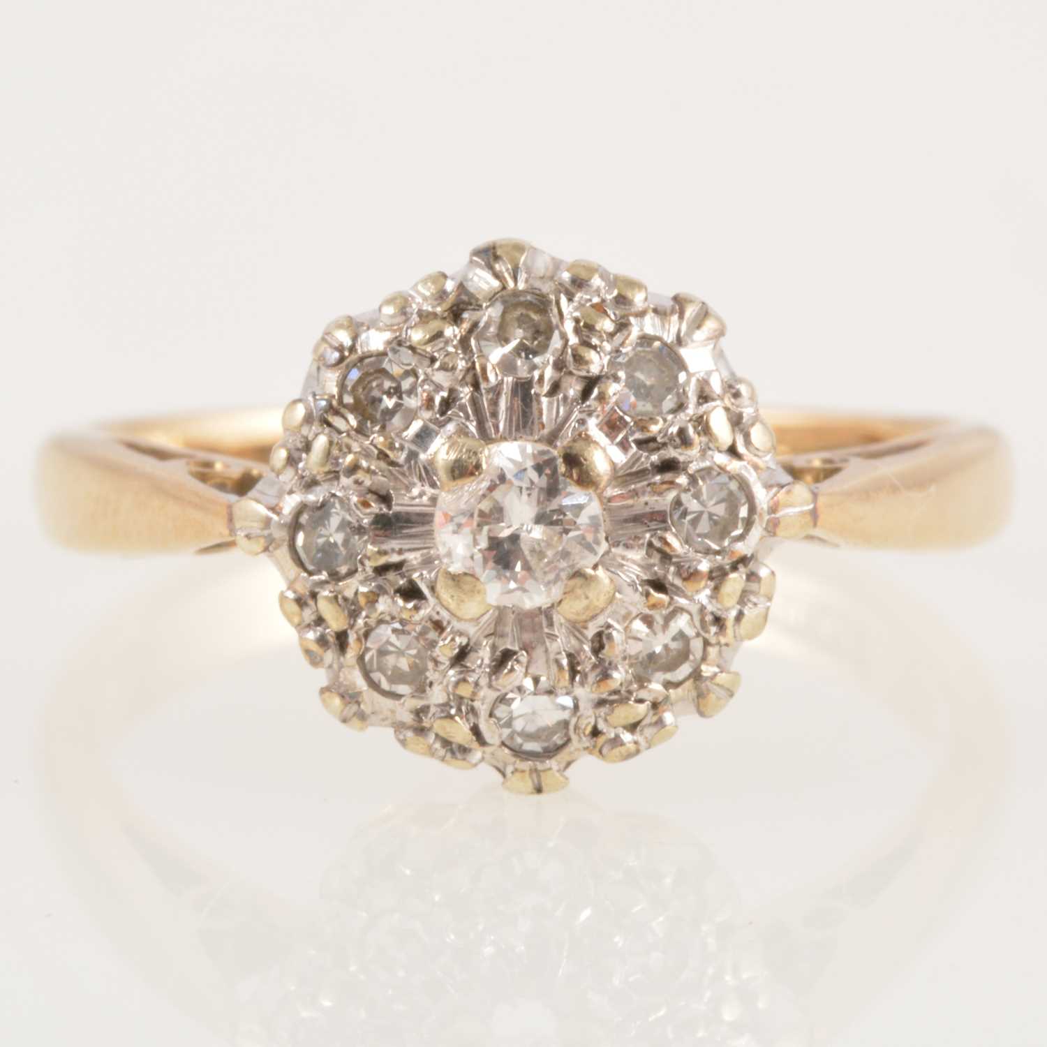 Lot 228 - A diamond cluster ring.