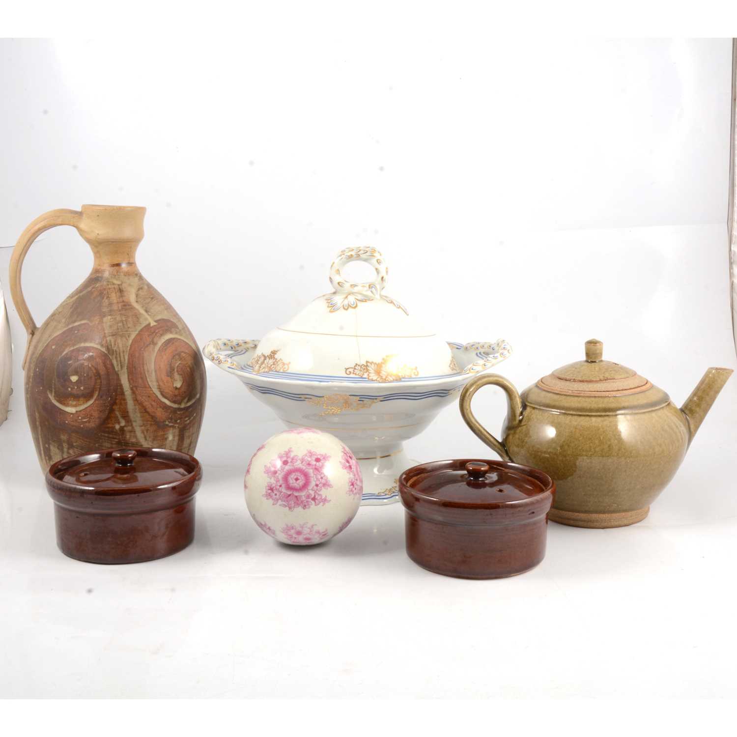 Lot 59 - A collection of decorative ceramics and glassware