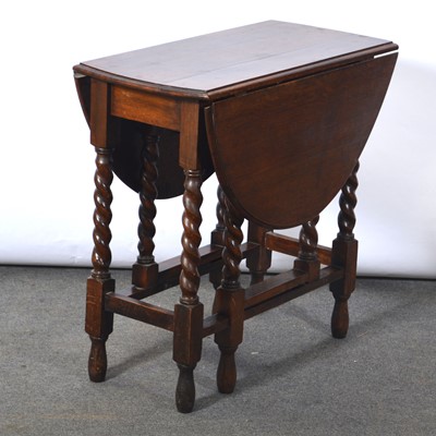 Lot 475 - Small oak gateleg table