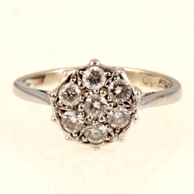 Lot 231 - A diamond cluster ring.