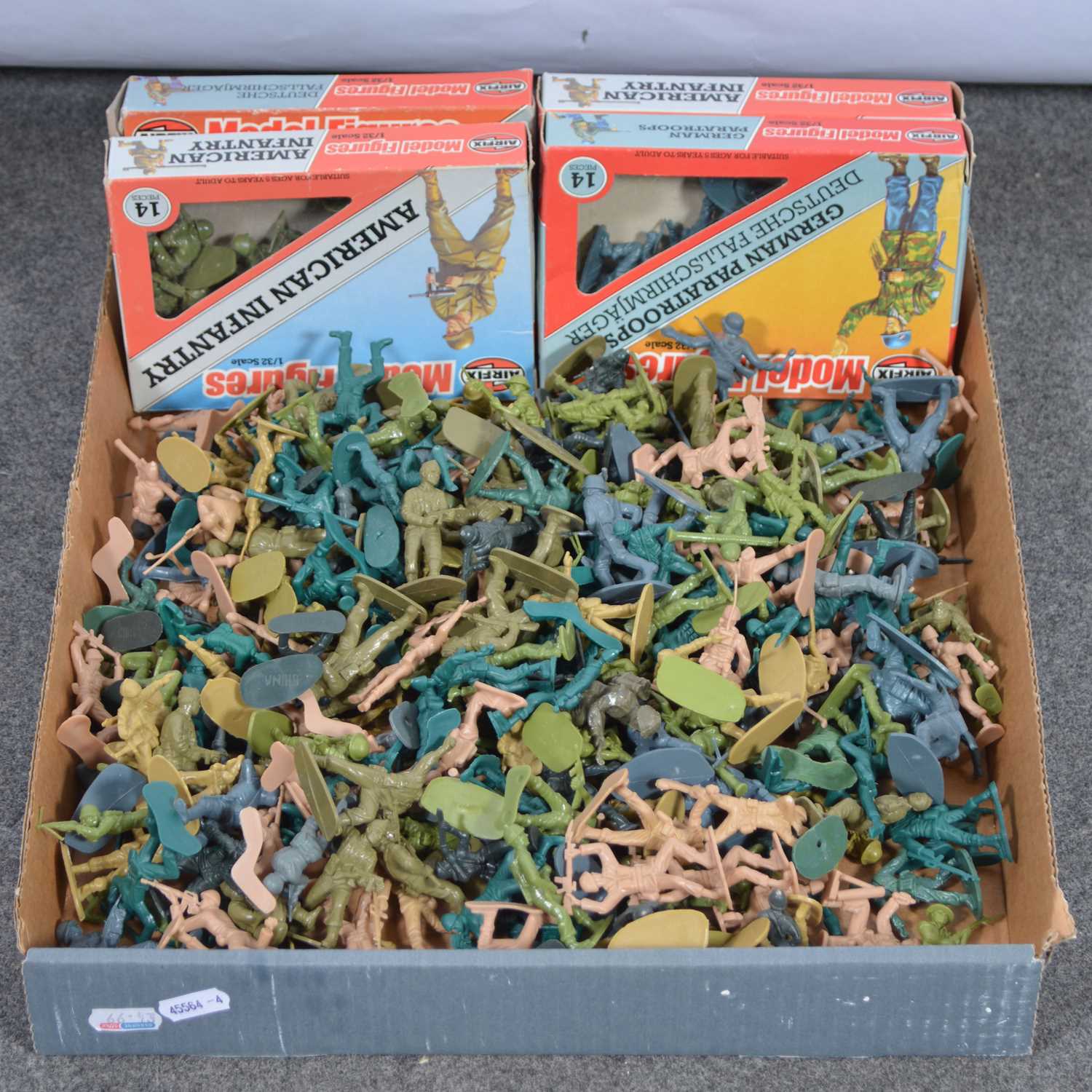 Lot 239 - A large tray of loose and box plastic Airfix and other toy soldiers.